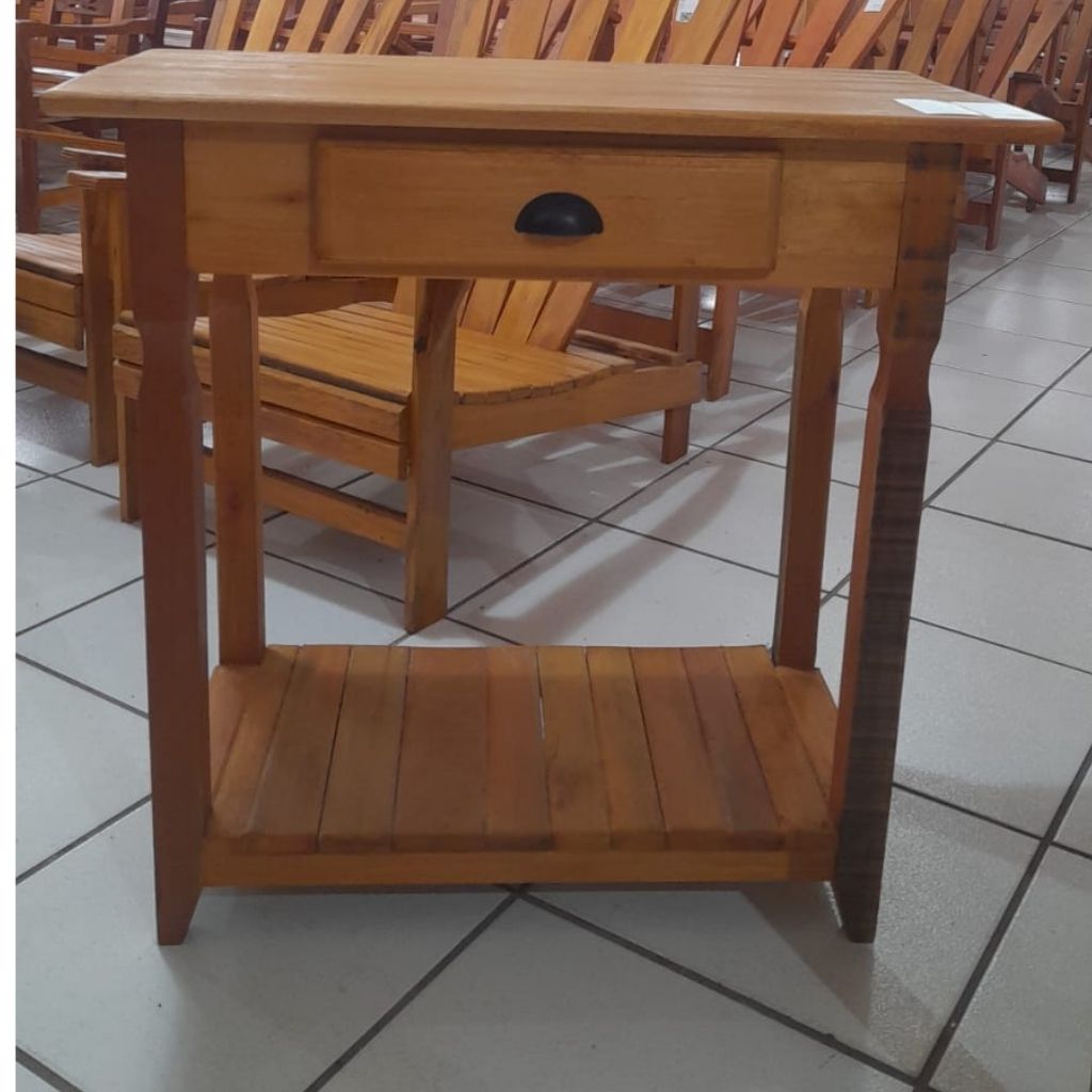 Aparador de madeira com prateleira e gaveta mod. pé balão